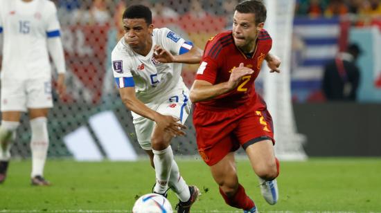 César Azpilicueta, de España, disputa el balón con Jewison Bennette, de Costa Rica, el 23 de noviembre de 2022.