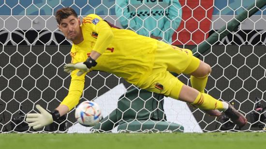 Thibaut Courtois ataja un penal en el partido de Bélgica ante Canadá, el 23 de noviembre de 2022.