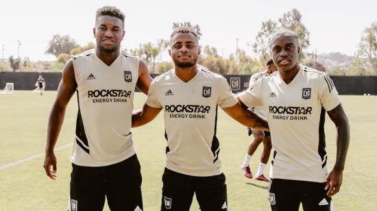 Los ecuatorianos José Cifuentes, Diego Palacios y Jhegson Méndez, en un entrenamiento con Los Ángeles FC en 2022.