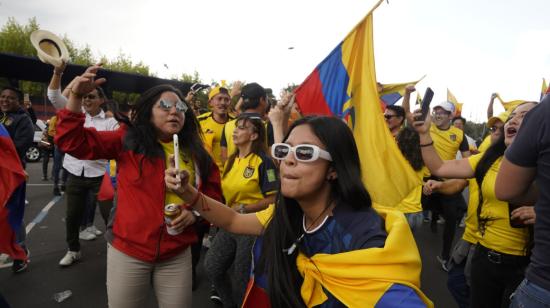 Hinchas de Ecuador se concentran en el Avenida de los Shirys, sector de la tribuna, para festejar el triunfo  de la Selección ante Qatar, el domingo 20 de noviembre de 2022.