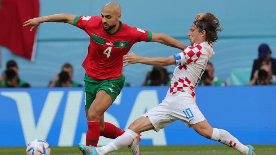 Sofyan Amrabat de Marruecos en acción contra Luka Modric de Croacia, el 23 de noviembre de 2022.