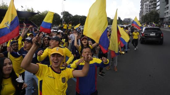 Hinchas de Ecuador se concentran en el Avenida de los Shirys, sector de la tribuna, para festejar el triunfo  de la Selección ante Qatar, el domingo 20 de noviembre de 2022.