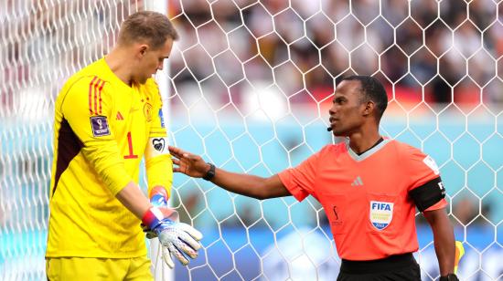 El árbitro asistente revisa el brazalete del arquero alemán Manuel Neuer, durante el Mundial de Qatar, el 23 de noviembre de 2022.