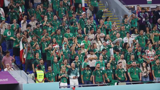 Aficionados asisten al partido de fútbol del Grupo C de la Copa Mundial de la FIFA 2022 entre México y Polonia en el Estadio 947, el 22 de noviembre de 2022.