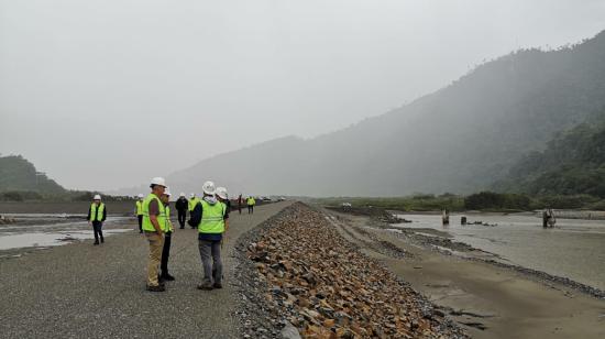 Técnicos del Cuerpo de Ingenieros del Ejército de Estados Unidos recorren obras para proteger la captación de la central hidroeléctrica Coca Codo Sinclair, el 20 de julio de 2022.