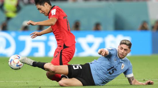 Federico Valverde disputa un balón en el partido de Uruguay ante Corea del Sur el 24 de noviembre de 2022.