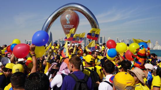 Los aficionados ecuatorianos realizan un segundo banderazo en La Corniche, Doha, el 24 de noviembre de 2022.