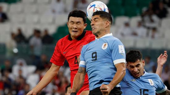 Luis Suárez, de Uruguay, cabecea un balón en el partido ante Corea del Sur, el 24 de noviembre de 2022.