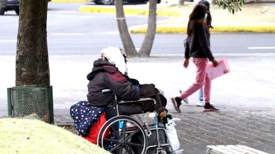 Una persona con discapacidad pide caridad en Quito, en septiembre de 2022.