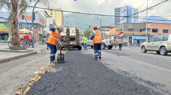 Trabajadores del Municipio arreglan la calle San Gregorio, el 24 de noviembre de 2022.