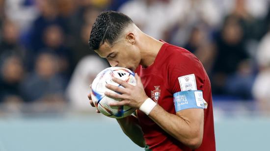 Cristiano Ronaldo besa la pelota durante el partido entre Portugal y Ghana, el 24 de noviembre de 2022.