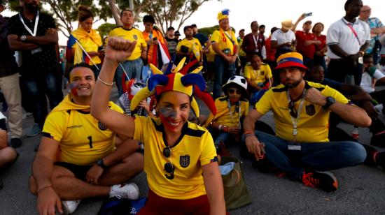 Aficionados de Ecuador desde los exteriores del Estadio Internacional Khalifa antes de ver el partido entre Países Bajos y la Tri, el 25 de noviembre de 2022.