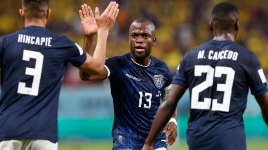 Enner Valencia celebra con Piero Hincapié y Moisés Caicedo, en el partido de Ecuador ante Países Bajos, el 25 de noviembre de 2022.