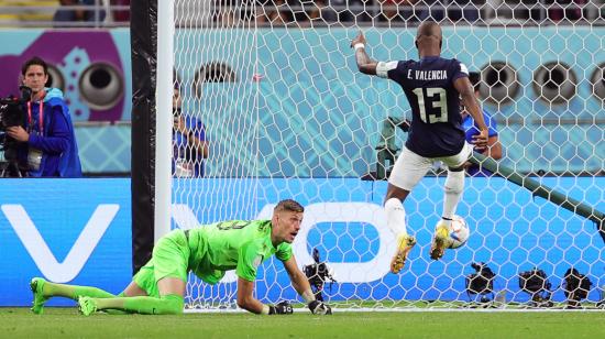 Enner Valencia mete el gol en el partido ante Países Bajos.