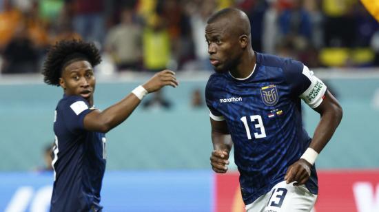 Enner Valencia y Ángelo Preciado, durante el partido ante Países Bajos, el 25 de noviembre de 2022.