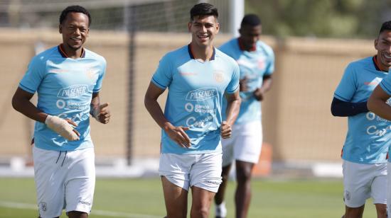 Romario Ibarra y Xavier Arreaga, durante el entrenamiento de Ecuador en el Messemer Sports Club, el 26 de noviembre de 2022. 