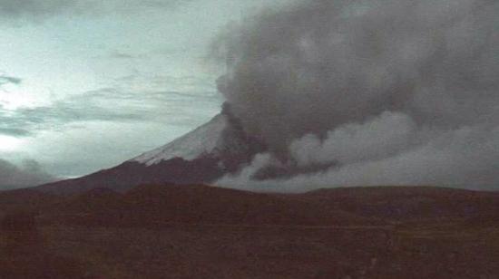 El volcán Cotopaxi emitió una columna de gases y ceniza desde este 26 de noviembre de 2022.