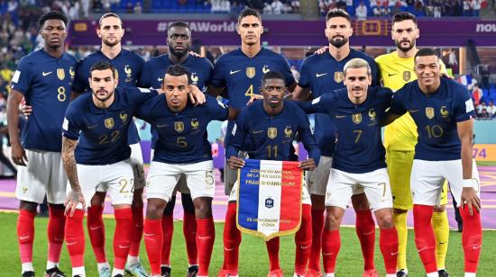 Los jugadores de Francia posan para una foto antes de enfrentar a Dinamarca, el 26 de noviembre de 2022.