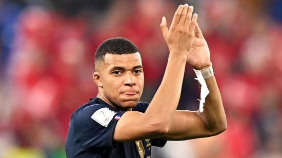 Kylian Mbappé aplaude luego de uno de sus goles en le partido Francia vs. Dinamarca en el Mundial de Qatar.