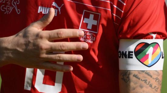 Brazalete arcoiris usado por el capitán de Suiza durante un encuentro.