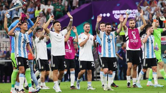 Los jugadores de la selección argentina aplauden y festejan la victoria ante México en el Mundial de Qatar, el 26 de noviembre de 2022.