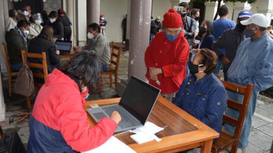 Estudiantes universitarios ayudan a los adultos mayores a registrarse para la vacunación en Cuenca el 17 de marzo de 2021.