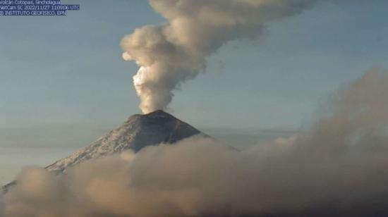 El volcán Cotopaxi emitió una columna de gases y vapor de agua este 27 de noviembre de 2022.