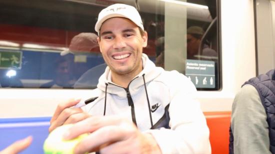 El tenista español Rafal Nadal viaja en el Metro de Quito el domingo 27 de noviembre de 2022.