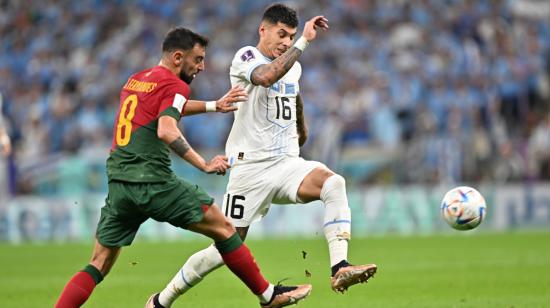 Bruno Fernandes disputa una pelota con Mathias Olivera en la victoria 2-0 de Portugal ante Uruguay, el 28 de noviembre de 2022.