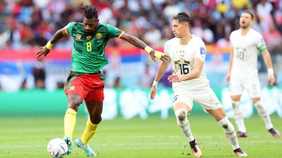 El camerunés Andre-Frank Zambo Anguissa maneja una pelota en el partido ante Serbia, el 28 de noviembre de 2022.