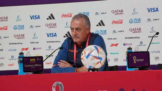 Gustavo Alfaro habla en rueda de prensa el lunes 28 de noviembre, desde Qatar.