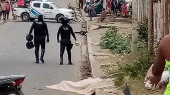 Presencia policial en Flor de Bastión, noroeste de Guayaquil, tras el asesinato de al menos cuatro personas, el 28 de noviembre de 2022.