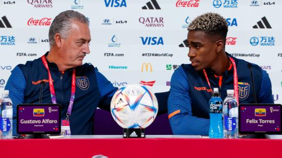 Gustavo Alfaro junto a Félix Torres, en una rueda de prensa en Doha, el 28 de noviembre de 2022.