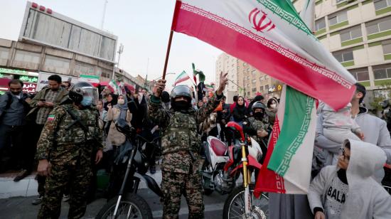 Policía de Irán celebra el triunfo de su selección ante Gales, el 25 de noviembre de 2022.