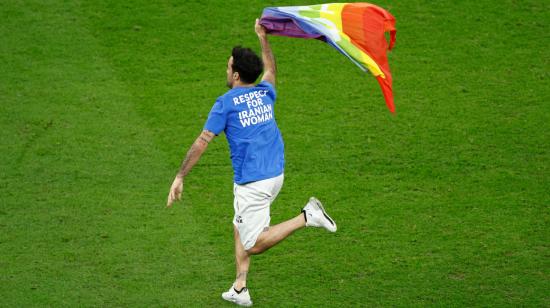 Un aficionado saltó a la cancha con una bandera arcoíris en el partido entre Portugal y Uruguay.