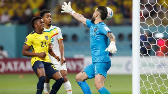 Hernán Galíndez intenta atajar un gol en el partido Ecuador vs. Senegal, el 29 de noviembre de 2022.