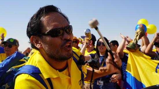 Gonzalo Puebla, hincha selección Ecuador, durante el banderazo en el paseo marítimo de Corniche, el 24 de noviembre de 2022.