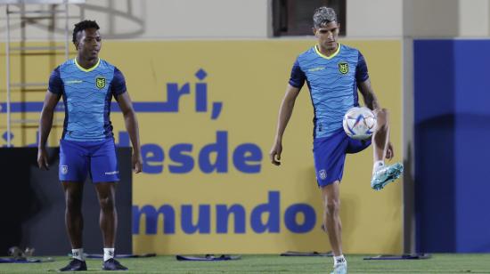 Djorkaeff Reasco y Piero Hincapié, durante un entrenamiento de Ecuador en Qatar, el 28 de noviembre de 2022.