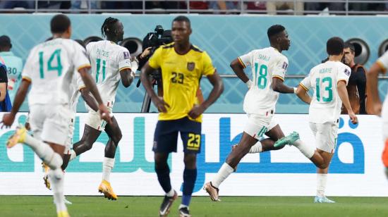 Los jugadores de Senegal celebran un gol de Ismaila Sarr mientras Moisés Caicedo pone los brazos en la cintura, el 29 de noviembre de 2022.