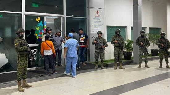 El hospital de Chone se mantiene bajo vigilancia policial y militar tras el ataque de sicarios el 27 de noviembre de 2022.