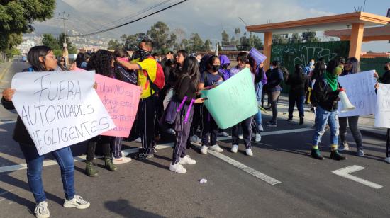 Estudiantes del colegio Consejo Provincial protestan por la presunta agresión sexual que habría sufrido una estudiante, el 29 de noviembre de 2022.