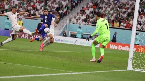 Christian Pulisic remata y convierte el 1-0 a favor de Estados Unidos ante Irán, el 29 de noviembre de 2022.