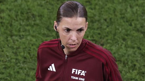 Stéphanie Frappart de Francia trabajando como cuarta árbitra durante el partido de México vs. Polonia, en el Estadio 947.