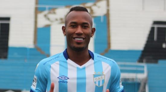 Andrés Balanta sonríe con la camiseta de Atlético de Tucumán, en 2022.