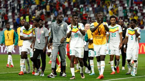 Jugadores de Senegal celebran el triunfo y clasificación a los octavos de final luego de ganarle 1-2 a Ecuador, el 29 de noviembre de 2022.