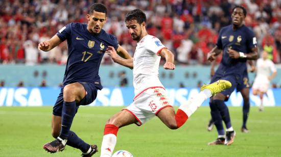 Mohamed Ali Ben Romdhane, de Túnez, remata en el partido ante Francia, el 30 de noviembre de 2022.