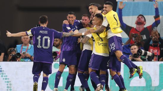 Los jugadores argentinos festejan un gol ante Polonia, en el estadio 974, el 30 de noviembre de 2022.