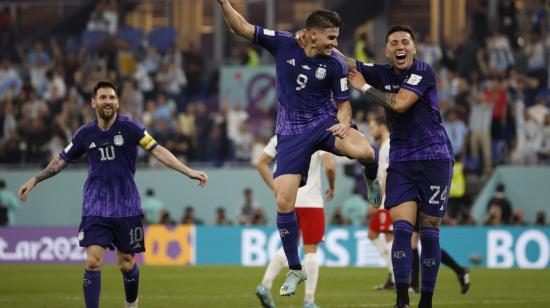 Los jugadores argentinos festejan un gol ante Polonia, en el estadio 974, el 30 de noviembre de 2022.