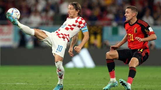 Luka Modric de Croacia en acción contra Timothy Castagne de Bélgica, el 1 de diciembre de 2022.