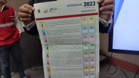 El CNE presentó el modelo de papeleta para el referendo constitucional de febrero de 2023. Quito, 1 de diciembre de 2022